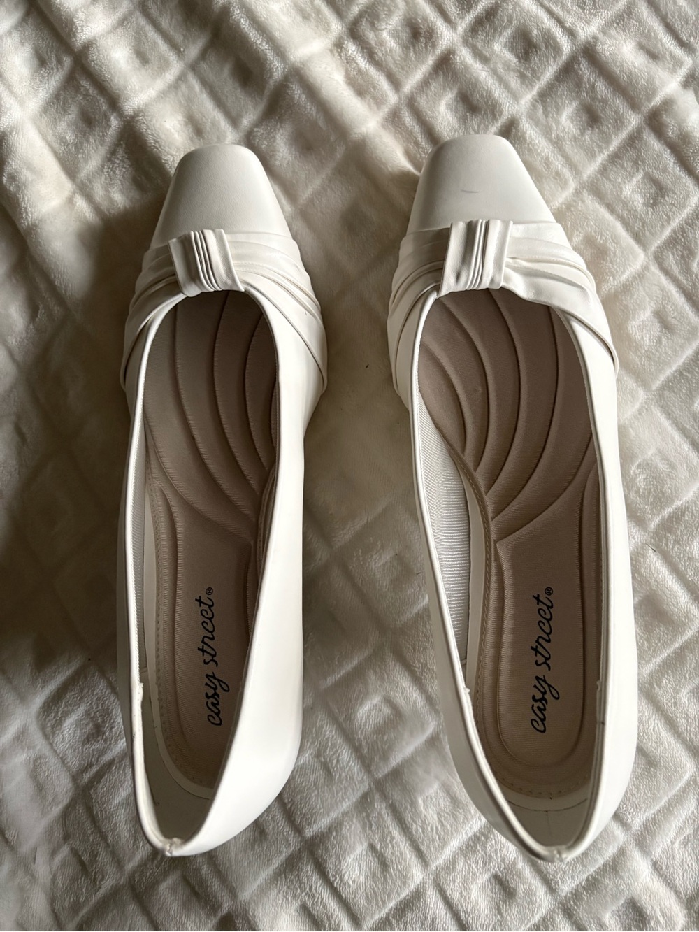 Easy Street White Knot-Front Women's small heel